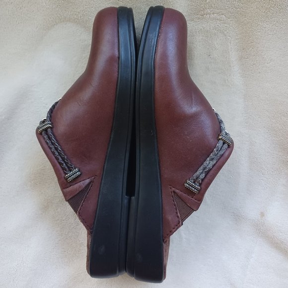 Minnetonka Brown Mules with Silver Accents - Picture 8 of 8